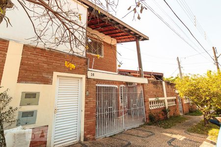 Casa à venda com 250m², 3 quartos e 2 vagas Casa à venda com 250m², 3 quartos e 2 vagasFachada