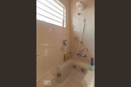 Casa à venda com 270m², 4 quartos e 8 vagas Casa à venda com 270m², 4 quartos e 8 vagasBanheiro da suíte 2