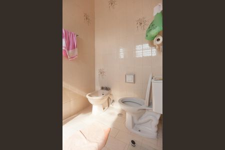 Casa à venda com 270m², 4 quartos e 8 vagas Casa à venda com 270m², 4 quartos e 8 vagasBanheiro da suíte 2