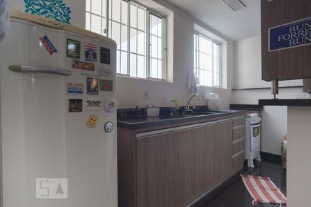 Casa à venda com 270m², 4 quartos e 8 vagas Casa à venda com 270m², 4 quartos e 8 vagasFundo - cozinha