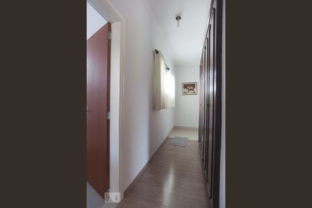 Casa à venda com 270m², 4 quartos e 8 vagas Casa à venda com 270m², 4 quartos e 8 vagasCorredor