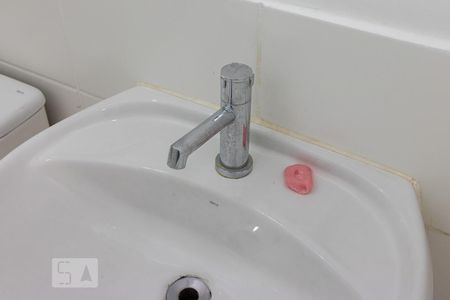 Banheiro social de apartamento para alugar com 2 quartos, 53m² em Del Castilho, Rio de Janeiro