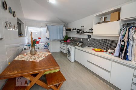 Casa de condomínio à venda com 280m², 5 quartos e 2 vagas Casa de condomínio à venda com 280m², 5 quartos e 2 vagasÁrea de Serviço