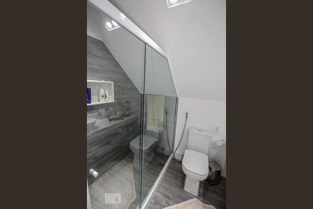 Casa de condomínio à venda com 280m², 5 quartos e 2 vagas Casa de condomínio à venda com 280m², 5 quartos e 2 vagasBanheiro Suite 4