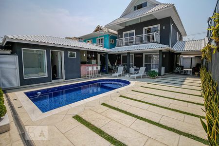 Casa de condomínio à venda com 280m², 5 quartos e 2 vagas Casa de condomínio à venda com 280m², 5 quartos e 2 vagasFachada