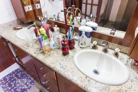 Casa à venda com 545m², 5 quartos e 6 vagasBanheiro Suite 4