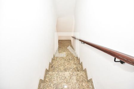 Escada de casa para alugar com 3 quartos, 240m² em Jardim Maria Rosa, Taboão da Serra