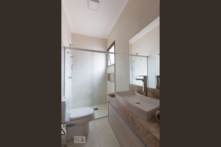 Casa de condomínio à venda com 300m², 4 quartos e 6 vagasBanheiro do Quarto 1