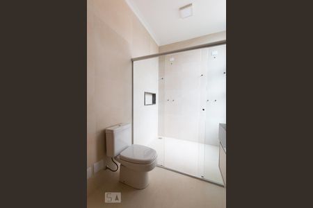 Casa de condomínio à venda com 300m², 4 quartos e 6 vagasBanheiro do Quarto 4