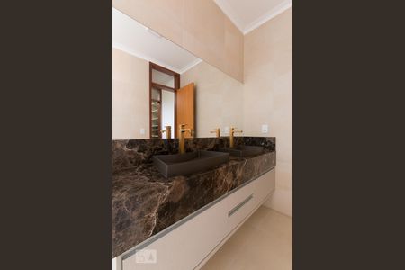 Casa de condomínio à venda com 300m², 4 quartos e 6 vagasBanheiro do Quarto 4