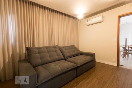 Casa de condomínio à venda com 300m², 4 quartos e 6 vagasSala de TV