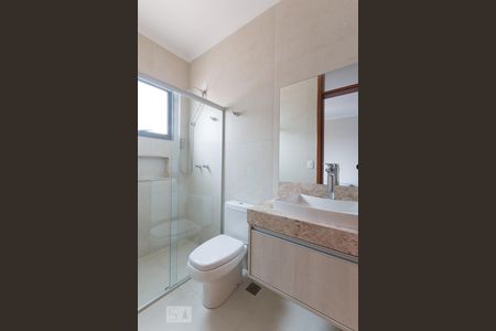 Casa de condomínio à venda com 300m², 4 quartos e 6 vagasBanheiro do Quarto 2