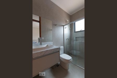 Casa de condomínio à venda com 300m², 4 quartos e 6 vagasBanheiro do Quarto 3