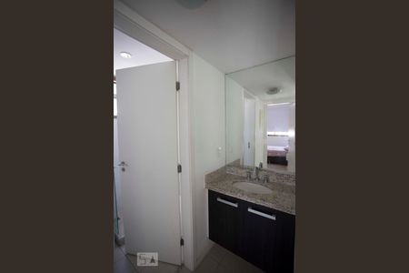 Banheiro de kitnet/studio para alugar com 1 quarto, 55m² em Icaraí, Niterói