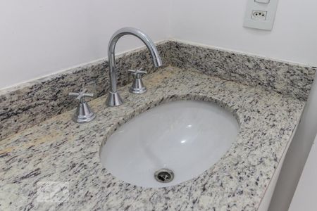 Detalhe do Banheiro do Corredor de apartamento para alugar com 2 quartos, 64m² em Jardim Tupanci, Barueri