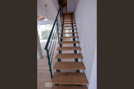 Casa à venda com 320m², 4 quartos e 4 vagas Casa à venda com 320m², 4 quartos e 4 vagasEscada