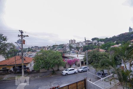 Casa à venda com 320m², 4 quartos e 4 vagas Casa à venda com 320m², 4 quartos e 4 vagasVista Sala de TV