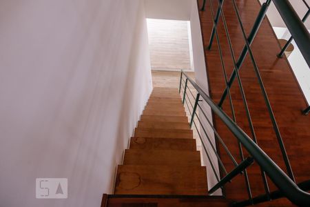 Casa à venda com 320m², 4 quartos e 4 vagas Casa à venda com 320m², 4 quartos e 4 vagasEscada