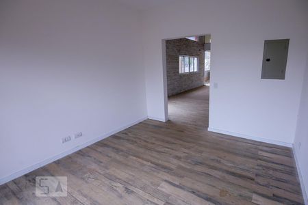 Casa à venda com 320m², 4 quartos e 4 vagas Casa à venda com 320m², 4 quartos e 4 vagasSala de TV