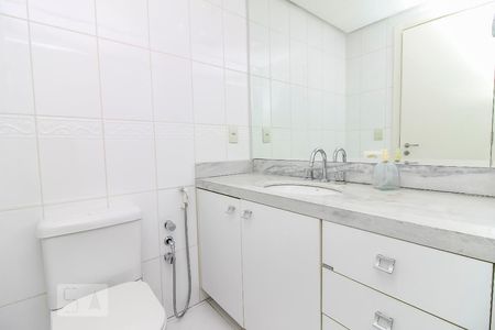 Banheiro Dormitório Suite  de apartamento para alugar com 1 quarto, 48m² em Independência, Porto Alegre