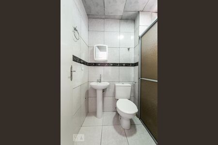 Banheiro de kitnet/studio para alugar com 1 quarto, 23m² em Barreiros, São José