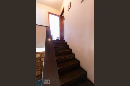 Casa à venda com 150m², 3 quartos e 4 vagas Casa à venda com 150m², 3 quartos e 4 vagasEscada