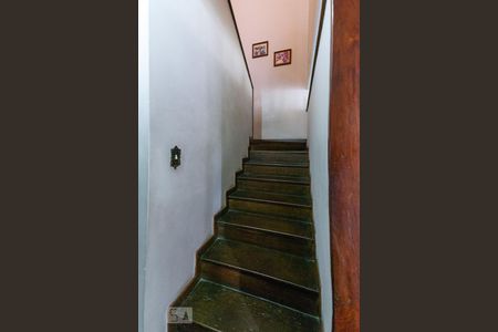 Casa à venda com 150m², 3 quartos e 4 vagas Casa à venda com 150m², 3 quartos e 4 vagasEscada