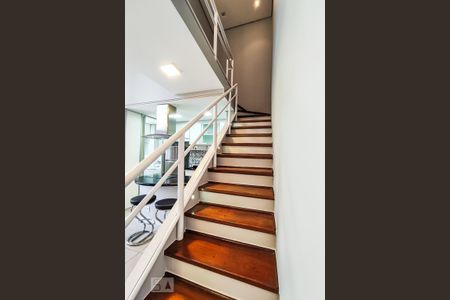 Apartamento para alugar com 94m², 1 quarto e 2 vagas Apartamento para alugar com 94m², 1 quarto e 2 vagasEscada