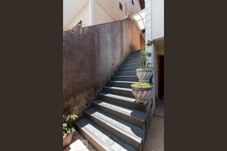 Casa à venda com 159m², 3 quartos e 4 vagasÁrea externa - escada