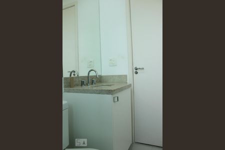 Banheiro de apartamento para alugar com 2 quartos, 76m² em Empresarial 18 do Forte, Barueri