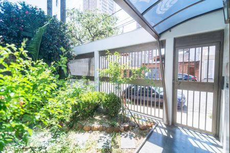 Casa à venda com 384m², 3 quartos e 4 vagas Casa à venda com 384m², 3 quartos e 4 vagasFachada