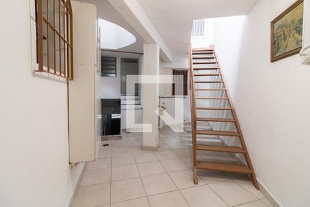 Casa à venda com 300m², 3 quartos e 2 vagas Casa à venda com 300m², 3 quartos e 2 vagasEscada