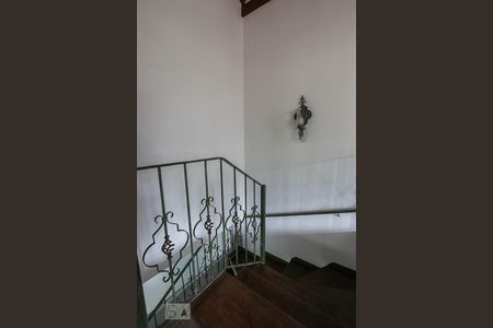 Casa à venda com 300m², 4 quartos e 2 vagas Casa à venda com 300m², 4 quartos e 2 vagasEscadas