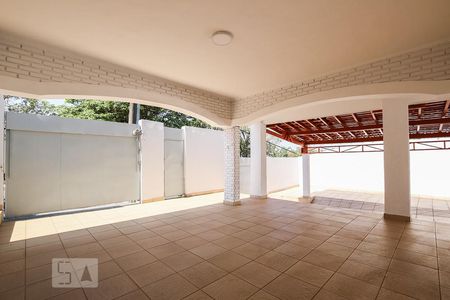 Casa à venda com 411m², 4 quartos e 4 vagas Casa à venda com 411m², 4 quartos e 4 vagasQuintal