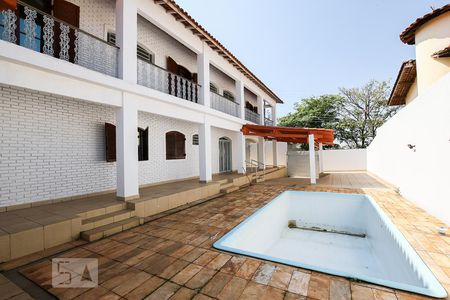 Casa à venda com 411m², 4 quartos e 4 vagas Casa à venda com 411m², 4 quartos e 4 vagasFundos
