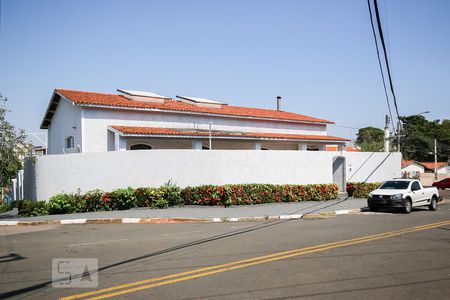 Casa à venda com 411m², 4 quartos e 4 vagas Casa à venda com 411m², 4 quartos e 4 vagasFachada