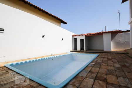 Casa à venda com 411m², 4 quartos e 4 vagas Casa à venda com 411m², 4 quartos e 4 vagasÁrea comum - Piscina