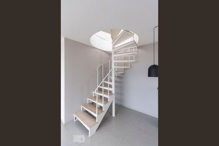 Apartamento à venda com 112m², 1 quarto e 2 vagasEscada para cobertura