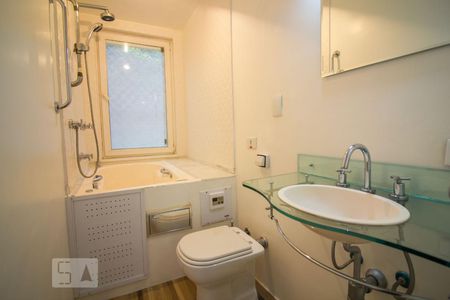 Banheiro do Corredor de apartamento para alugar com 1 quarto, 45m² em Auxiliadora, Porto Alegre