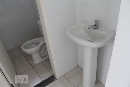 Banheiro de casa de condomínio para alugar com 3 quartos, 83m² em Jardim Copacabana, Jundiaí
