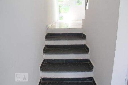 Escada de casa de condomínio para alugar com 3 quartos, 83m² em Jardim Copacabana, Jundiaí