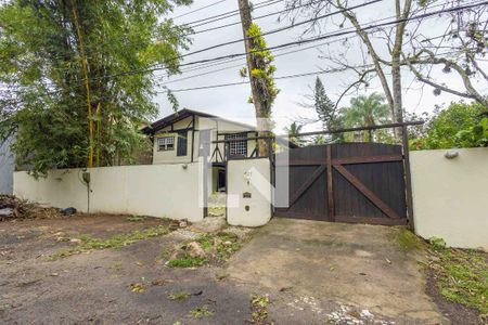 Casa à venda com 400m², 4 quartos e 4 vagas Casa à venda com 400m², 4 quartos e 4 vagasFachada