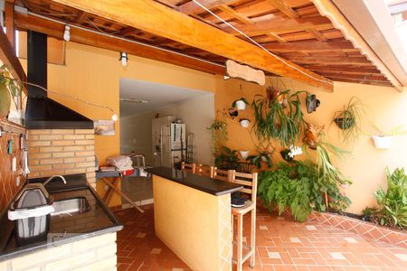 Casa à venda com 306m², 4 quartos e 6 vagas Casa à venda com 306m², 4 quartos e 6 vagasQuintal