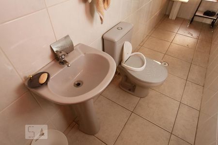 Casa à venda com 306m², 4 quartos e 6 vagas Casa à venda com 306m², 4 quartos e 6 vagasBanheiro da garagem