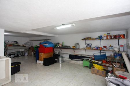 Casa à venda com 306m², 4 quartos e 6 vagas Casa à venda com 306m², 4 quartos e 6 vagasPorão