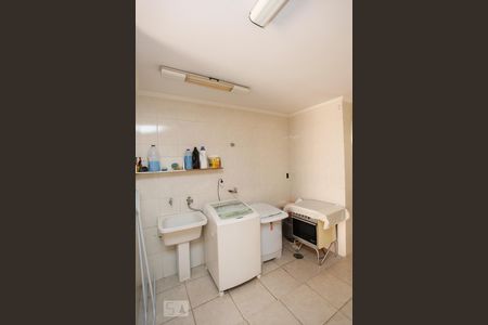 Casa à venda com 306m², 4 quartos e 6 vagas Casa à venda com 306m², 4 quartos e 6 vagasLavanderia