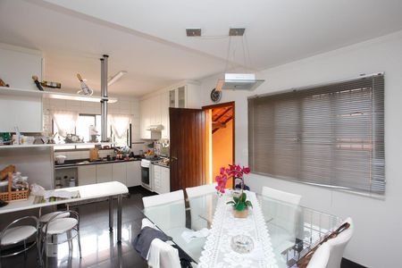 Casa à venda com 306m², 4 quartos e 6 vagas Casa à venda com 306m², 4 quartos e 6 vagasCozinha