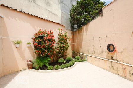 Casa à venda com 306m², 4 quartos e 6 vagas Casa à venda com 306m², 4 quartos e 6 vagasQuintal