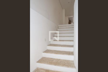 Casa à venda com 390m², 3 quartos e 3 vagas Casa à venda com 390m², 3 quartos e 3 vagasEscada