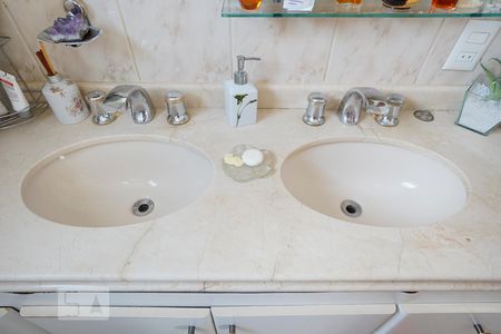 Apartamento à venda com 190m², 4 quartos e 3 vagasDetalhe banheiro suíte 02